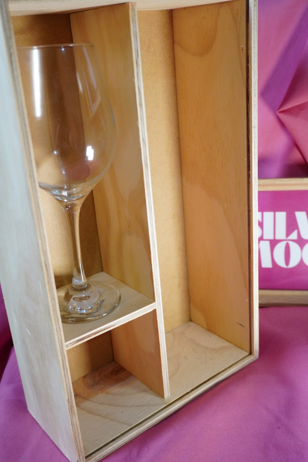 Caja para botella, copa y chocolates