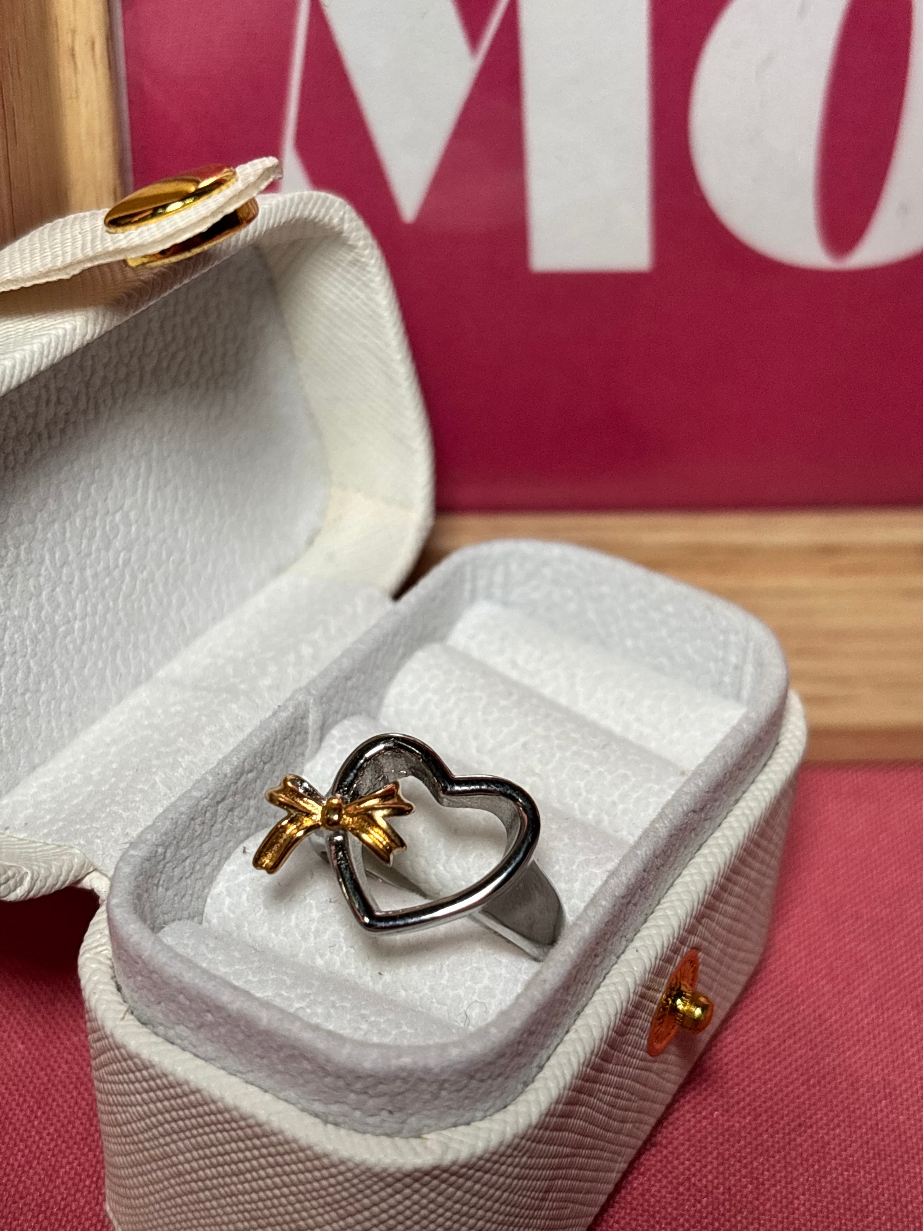 Anillo corazón con lazo